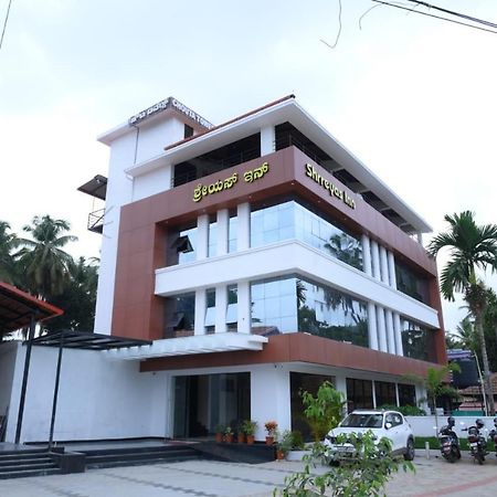 Shrreyas Inn Boarding & Lodging 昆达普拉 外观 照片