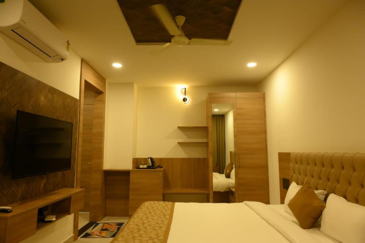 Shrreyas Inn Boarding & Lodging 昆达普拉 外观 照片