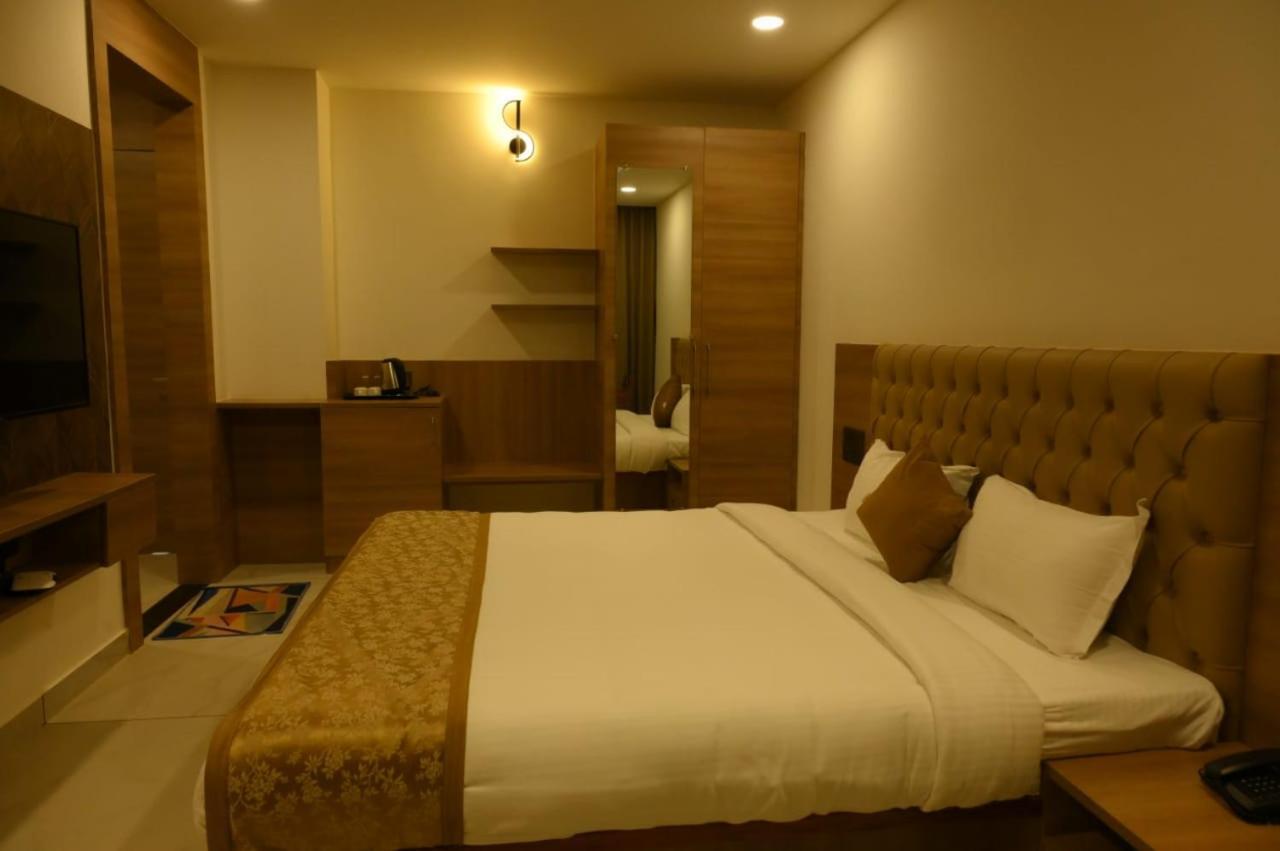 Shrreyas Inn Boarding & Lodging 昆达普拉 外观 照片