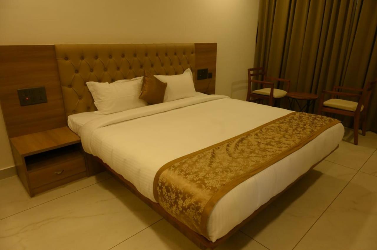 Shrreyas Inn Boarding & Lodging 昆达普拉 外观 照片