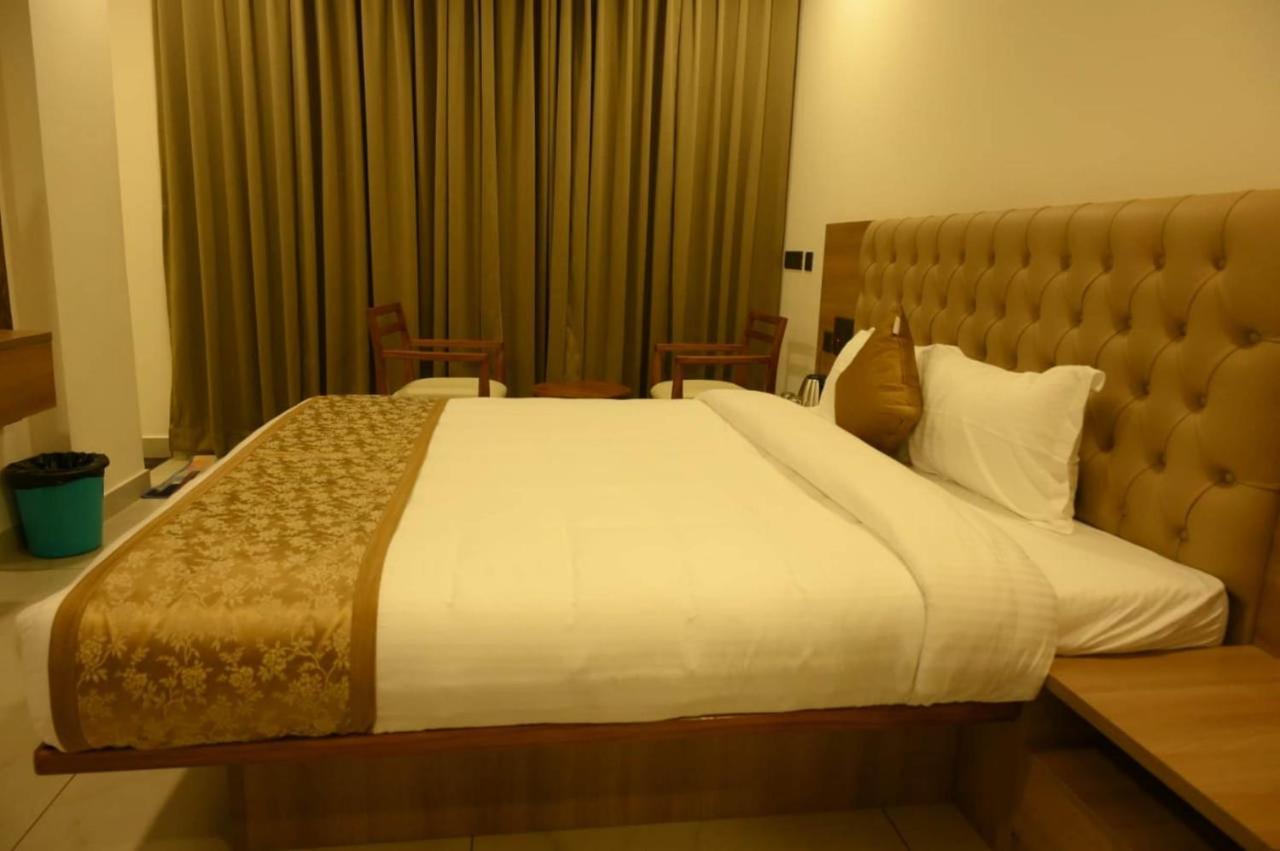 Shrreyas Inn Boarding & Lodging 昆达普拉 外观 照片