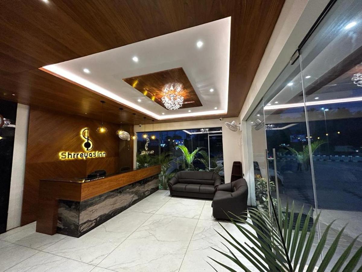 Shrreyas Inn Boarding & Lodging 昆达普拉 外观 照片