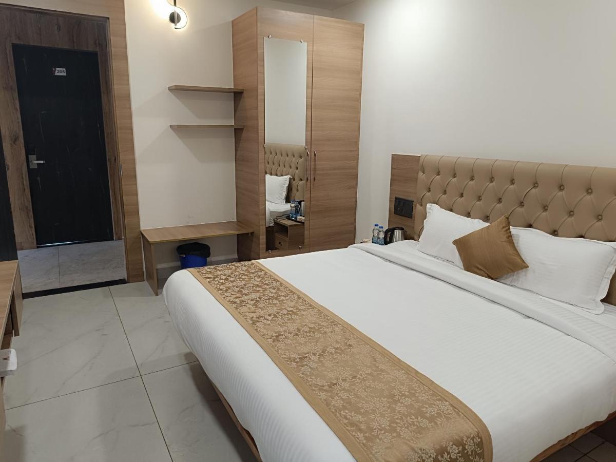 Shrreyas Inn Boarding & Lodging 昆达普拉 外观 照片
